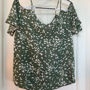 Lightweight cold shoulder top large